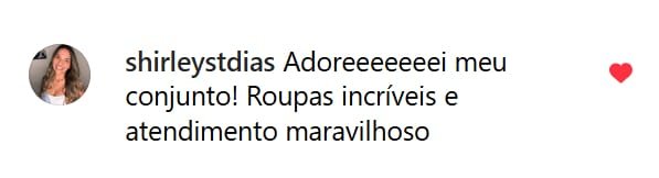 Comentário de cliente elogiando o conjunto, mencionando roupas incríveis e atendimento maravilhoso.