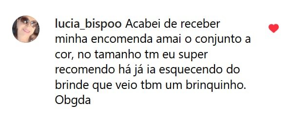 Comentário de cliente elogiando a entrega de um conjunto de roupas, mencionando a cor, o tamanho e um brinde recebido.