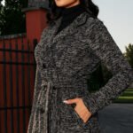 Casaco Sofia: Casaco Longo em Tweed Premium com Faixa de Amarração