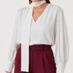 Blusa Esplendore: com lenço alongado e manga Longa e botões na manga